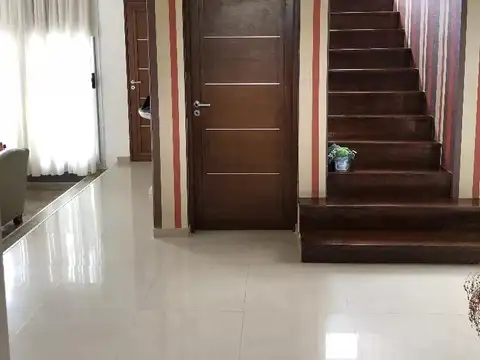 Casa 7 ambientes con 2 baños