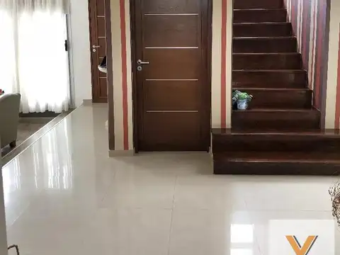 Casa 7 ambientes con 2 baños