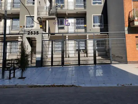 Excelente departamento de 2 ambientes en primer piso a ESTRENAR con balcón
