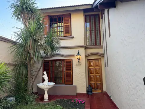 Casa en Venta con 2 cocheras