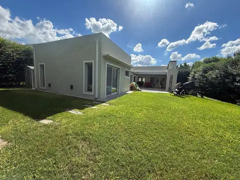 Casa Chalet  en Venta en Santa Guadalupe, Pilar del Este, Pilar