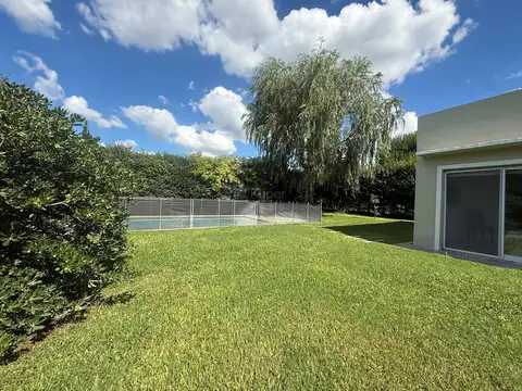 Casa en Venta en Pilar del Este - Santa Guadalupe, USD 240.000