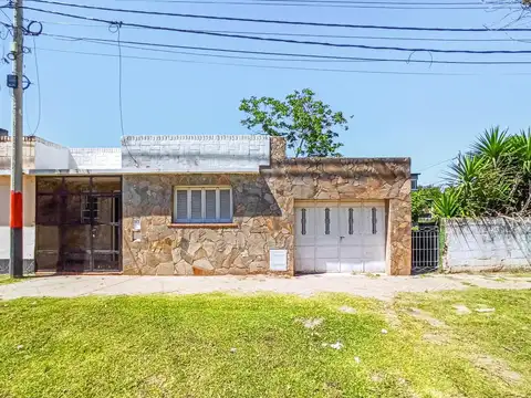 Casa para reciclar o demoler en amplio terreno en Granadero Baigorria