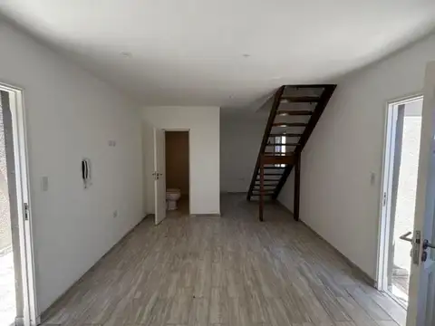 PH 3 ambientes en dúplex con patio Zona Villa Primera.