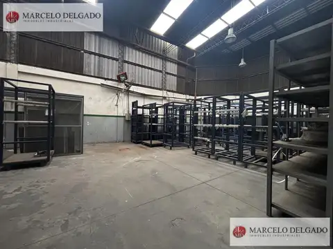 Deposito / Galpón con oficinas y vestuarios 870 m2 en Banfield ALQUILER