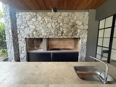 Casa en Alquiler con 3 cocheras
