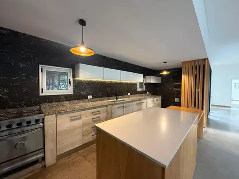 Casa 4 ambientes con 2 baños