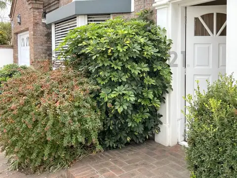 Casa de dos plantas con cochera cubierta en excelente zona de Venado Tuerto