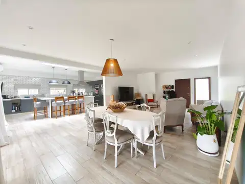 Casa en Alquiler con 4 cocheras