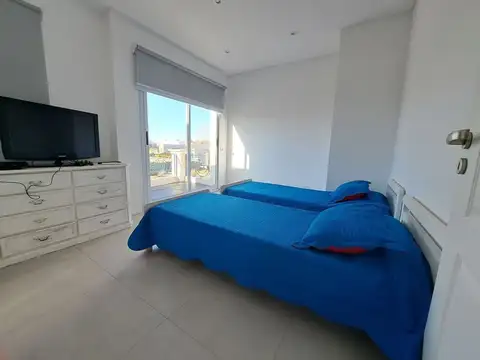 Casa en Alquiler con 2 cocheras