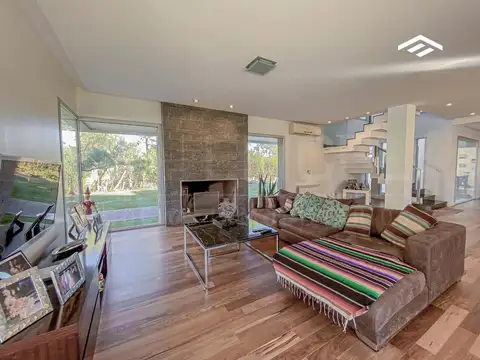Casa en Venta con 3 cocheras