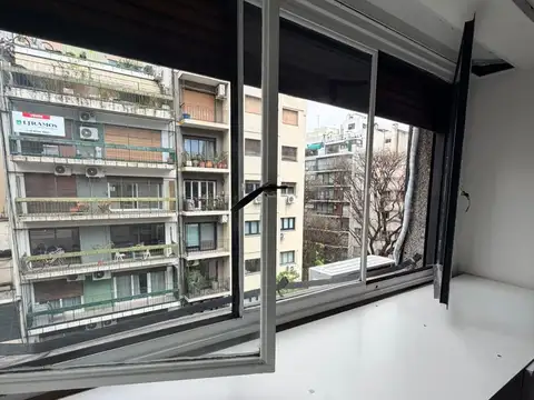 Monoambiente al frente con balcon , muy luminoso