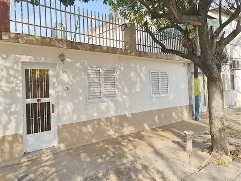 CASA 2 DORMITORIOS CON PATIO PJE. BOLONIA 5219