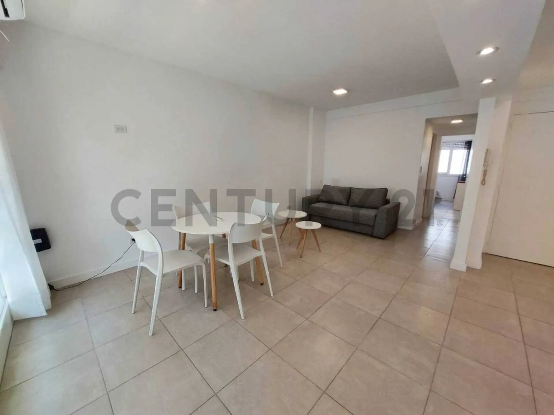Venta departamento dos ambientes al frente c/ balcon. Zona Plaza Colon