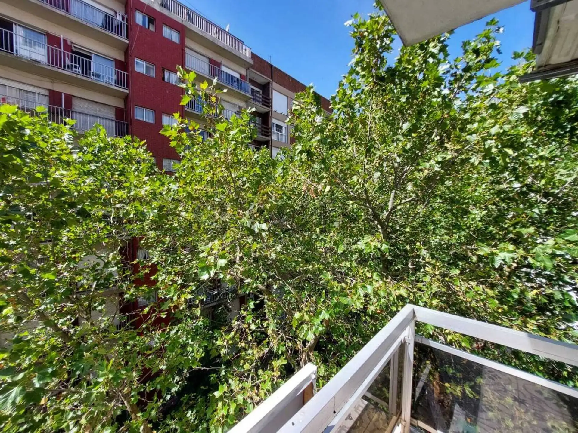 Venta departamento dos ambientes al frente c/ balcon. Zona Plaza Colon