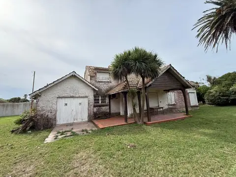 Lote de 1.786 m² con dos viviendas en Félix U. Camet