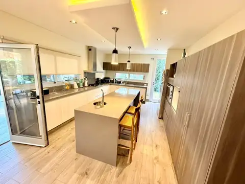 Casa 8 ambientes con 6 baños