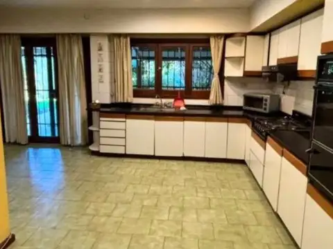 Casa 6 ambientes con 2 baños