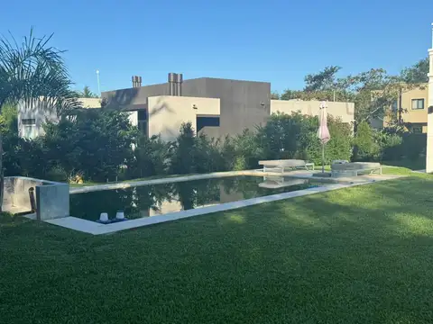 Casa 7 ambientes con 5 baños