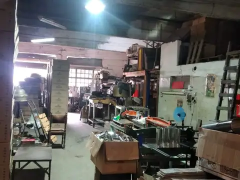 GALPON DE 205MTS2 C/BAÑO/ VESTUARIO, DEPOSITO Y COCHERA DESCUBIERTA DE 9×27.80