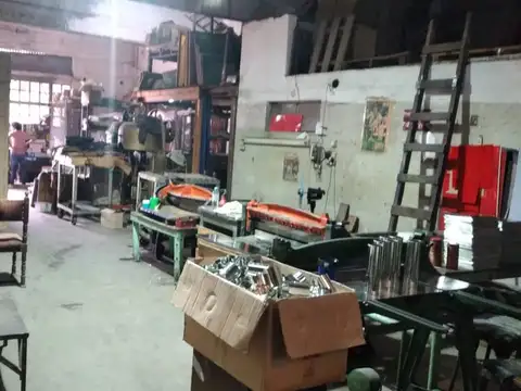 GALPON DE 205MTS2 C/BAÑO/ VESTUARIO, DEPOSITO Y COCHERA DESCUBIERTA DE 9×27.80