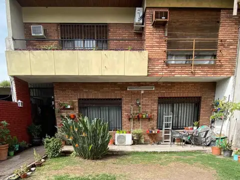 PH en venta - 5 Dormitorios 2 Baños - Mataderos