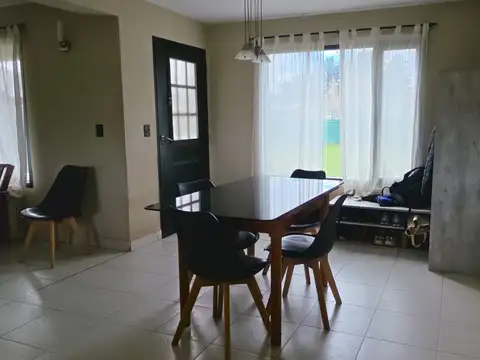 DINA HUAPI. Amplia casa de 2/3 dormitorios, 3 baños sobre lote de 1000m2 totalmente plano
