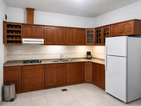 Casa 8 ambientes con 2 baños
