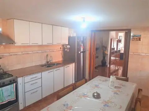 CASA de 4 AMBIENTES EN PTA ALTA, Y EN PTA BAJA DOS LOCALES CON TERRENO