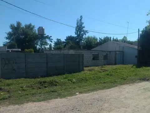 Casa a terminar con quincho  - Villa Parque Sicardi