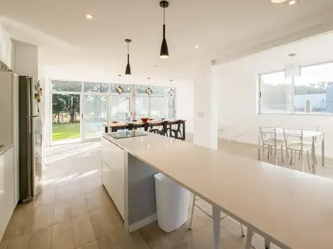 Casa 6 ambientes con 2 baños