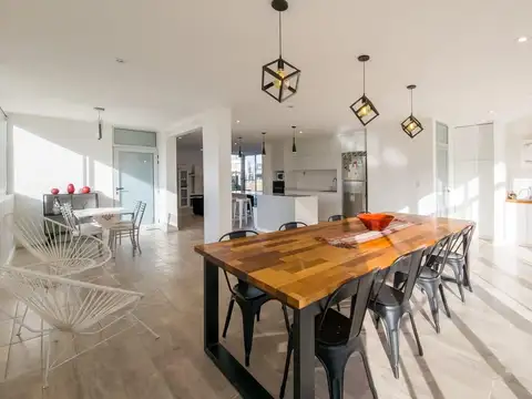 Casa 6 ambientes con 2 baños