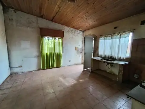 Lote con construccion a demoler o reciclar.