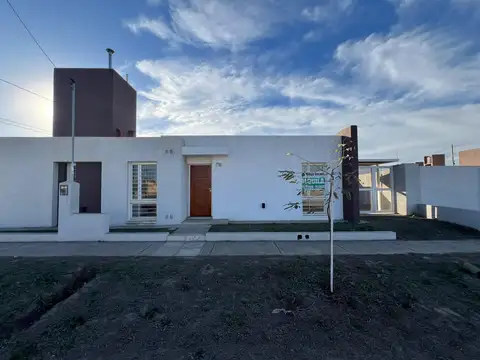 ALQUILO CASA 2 DORMITORIOS - BARRIO UNIVERSITARIO DE HORIZONTE.