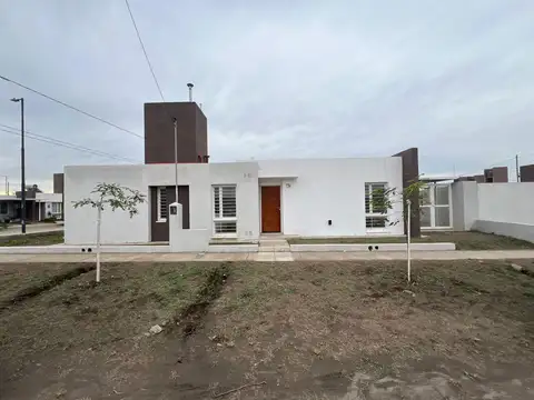 ALQUILO CASA - 2 DORMITORIOS BARRIO UNIVERSITARIO DE HORIZONTE.