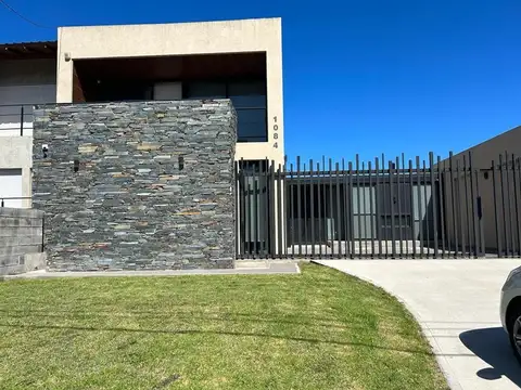 Casa 4 ambientes con 4 baños