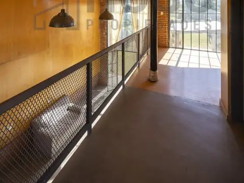 Casa Duggan - diseño industrial tipo loft con gran jardin