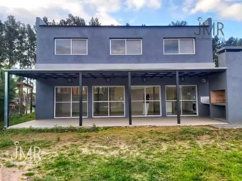 Casa 4 amb. en venta en San Eduardo, Pilar del Este, sobre lote de 447 m² y pileta
