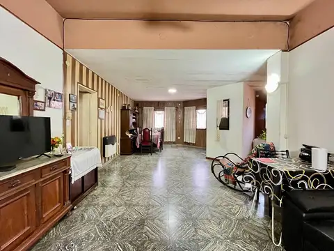 VENTA: Casa de cuatro dormitorios con patio en Jorge Cura, Rosario