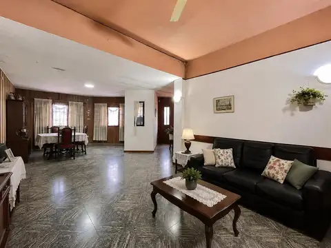 VENTA: Casa de cuatro dormitorios con patio en Jorge Cura, Rosario