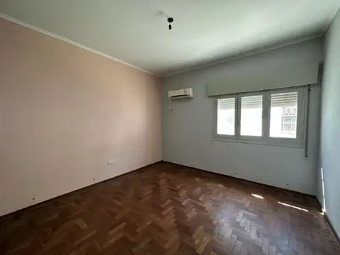 Casa en Alquiler con 2 cocheras