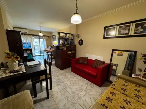 DEPARTAMENTO DOS AMBIENTES AL FRENTE CON BALCÓN