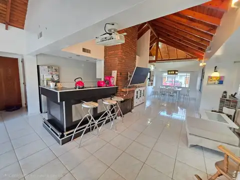 Casa 4 ambientes con 2 baños