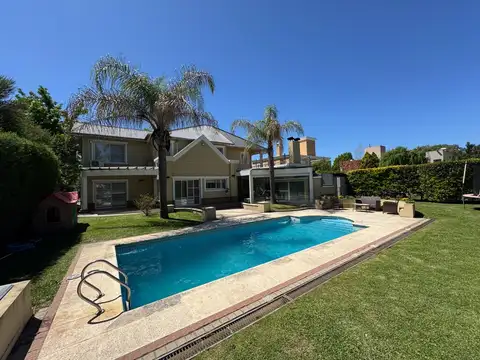 CASA EN VENTA EN CAMPOS DE ÁLVAREZ - 5 AMBIENTES