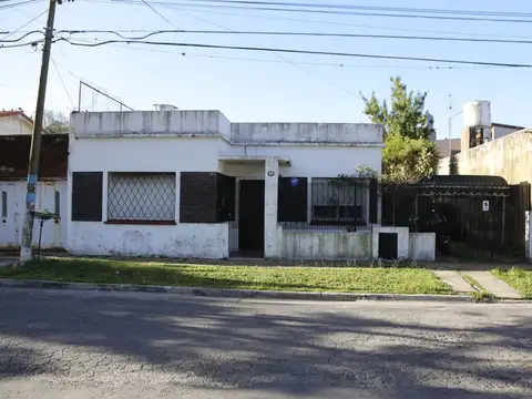 VENTA-CASA - 5 AMBIENTES CON COCHERA -ITUZAINGO