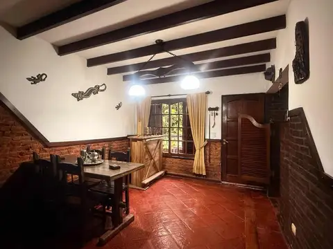 VENTA – CASA CON PILETA EN LOTE PROPIO – V. BALLESTER