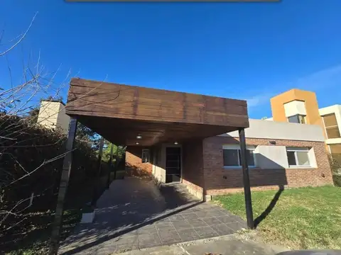 Casa de 3 dormitorios en alquiler con jardín pileta y cochera doble Campos de Esther