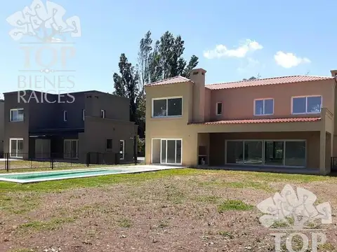 Casa 4 ambientes con 3 baños