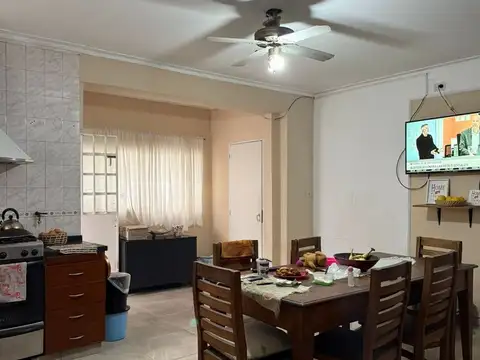 Casa 7 ambientes con 2 baños