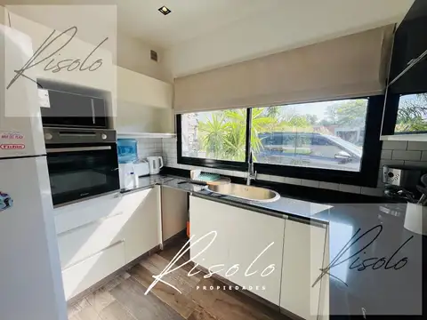 Casa en Alquiler con 4 cocheras